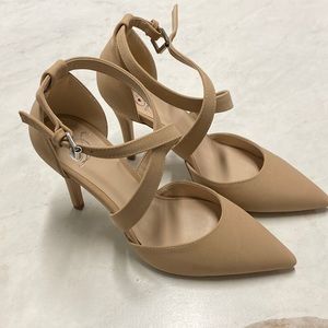 KANDY-S Natural beige heel in size 7